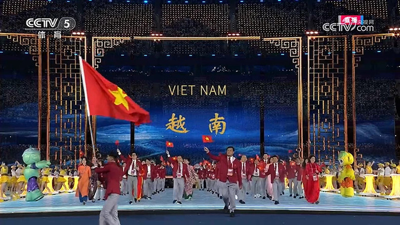 Вьетнамская спортивная делегация входит в стадион.