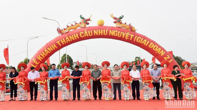 Премьер-министр Фам Минь Тьинь и делегаты разрезают ленточку в знак открытия моста Ньынгует (2-й этап). Фото: Чан Хай Премьер-министр Фам Минь Тьинь и делегаты разрезают ленточку в знак открытия моста Ньынгует (2-й этап). Фото: Чан Хай