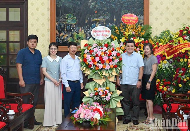 Делегация Департамента планирования и инвестиций Ханоя вручает цветы представителям газеты «Нянзан». Фото: Зюи Линь Делегация Департамента планирования и инвестиций Ханоя вручает цветы представителям газеты «Нянзан». Фото: Зюи Линь