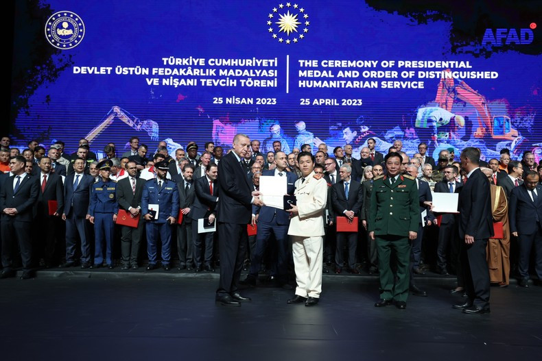 Президент Турции Реджеп Тайип Эрдоган вручает медаль представителю аварийно-спасательной делегации Министерства общественной безопасности Вьетнама. Президент Турции Реджеп Тайип Эрдоган вручает медаль представителю аварийно-спасательной делегации Министерства общественной безопасности Вьетнама.