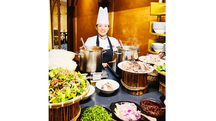 Чан Нгок Нгиа продвигает вьетнамскую кухню в Кувейте. Чан Нгок Нгиа продвигает вьетнамскую кухню в Кувейте.