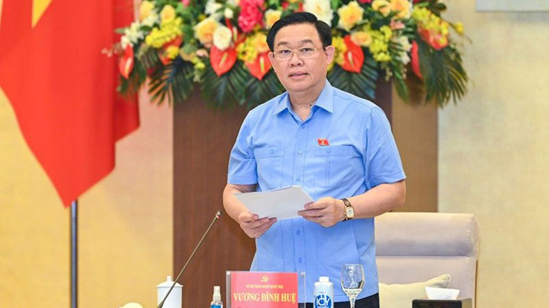 Председатель НС Выонг Динь Хюэ выступает со вступительной речью. Фото: Зюи Линь