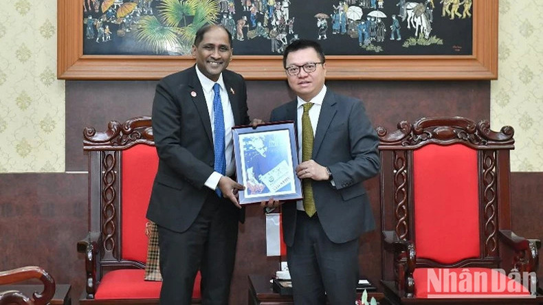 Товарищ Ле Куок Минь вручает Послу Сингапура памятный подарок. Фото: Данг Кхоа Товарищ Ле Куок Минь вручает Послу Сингапура памятный подарок. Фото: Данг Кхоа