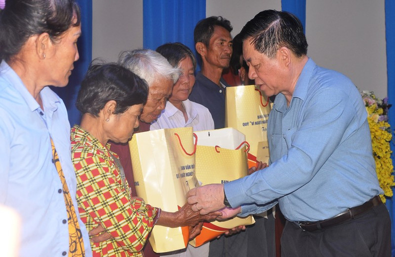 Товарищ Нгуен Чонг Нгиа вручает подарки семьям льготной категории и бедным семьям в уезде Танфудонг провинции Тиенжанг. Товарищ Нгуен Чонг Нгиа вручает подарки семьям льготной категории и бедным семьям в уезде Танфудонг провинции Тиенжанг.