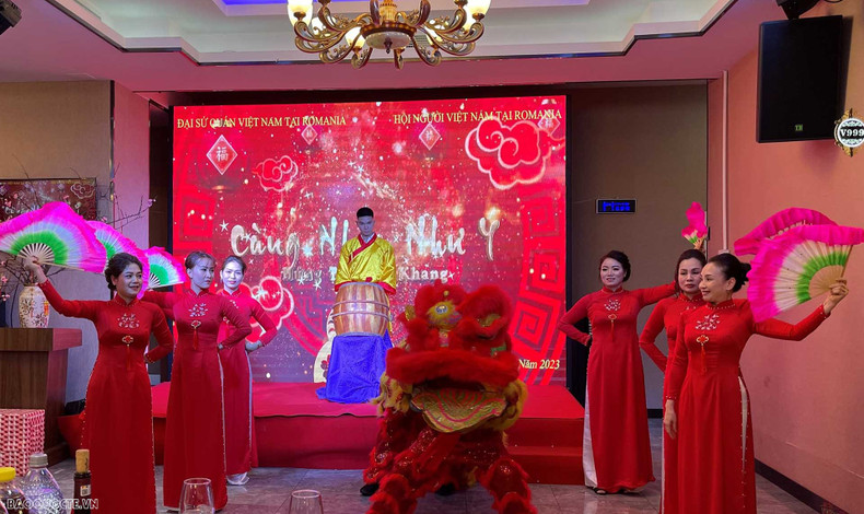 Художественный номер в рамках программы «Весна на Родине» в Румынии. Фото: baoquocte.vn Художественный номер в рамках программы «Весна на Родине» в Румынии. Фото: baoquocte.vn