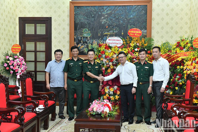 Главный редактор Ле Куок Минь на приеме делегации 325-й дивизии. Фото: Данг Кхоа Главный редактор Ле Куок Минь на приеме делегации 325-й дивизии. Фото: Данг Кхоа