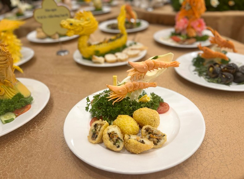 Организаторы представляют многие деликатесы на фестивале. Организаторы представляют многие деликатесы на фестивале.