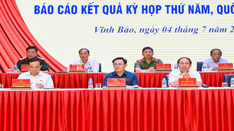 Председатель НС Выонг Динь Хюэ, Вице-премьер Чан Лыу Куанг, Секретарь Парткома г. Хайфона Ле Тиен Тяу на встрече. Фото: Зюи Линь Председатель НС Выонг Динь Хюэ, Вице-премьер Чан Лыу Куанг, Секретарь Парткома г. Хайфона Ле Тиен Тяу на встрече. Фото: Зюи Линь