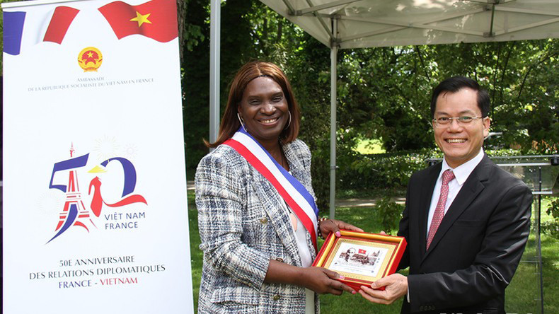 Замминистра иностранных дел Ха Ким Нгок вручает подарок Заместителю мэра города Монтрёй Дженебе Кейте. Фото: Кхай Хоан Замминистра иностранных дел Ха Ким Нгок вручает подарок Заместителю мэра города Монтрёй Дженебе Кейте. Фото: Кхай Хоан