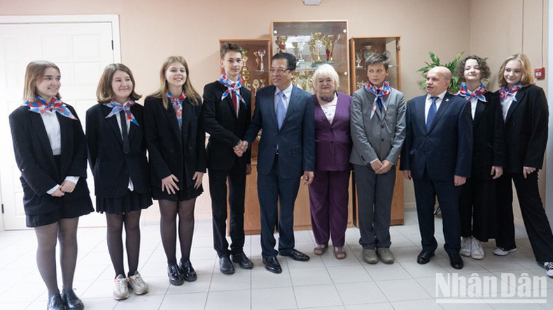 Посол Данг Минь Кхой фотографируется с учениками лицея №488. Фото: Тхань Тхэ Посол Данг Минь Кхой фотографируется с учениками лицея №488. Фото: Тхань Тхэ