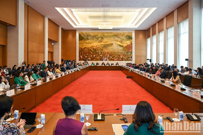 Общий вид приема. Фото: Зюи Линь Общий вид приема. Фото: Зюи Линь