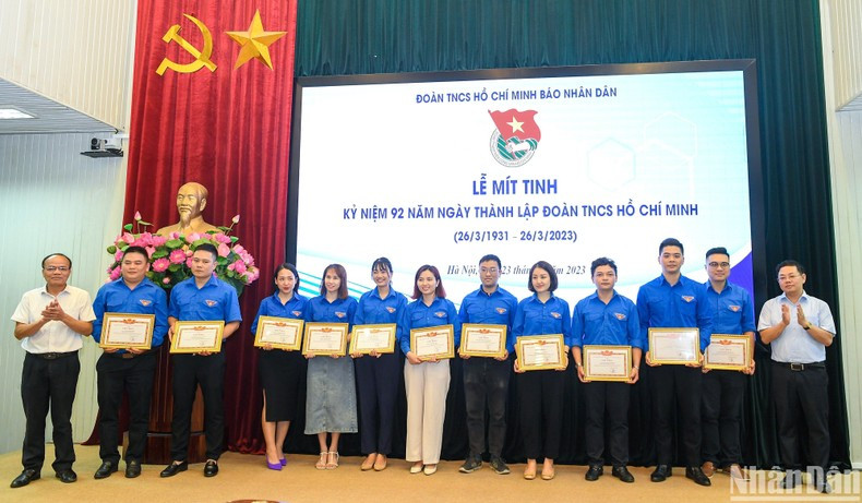 Вручение похвальных грамот членам комсомола, добившимся выдающихся результатов в 2022 году. Фото: Тхань Дат Вручение похвальных грамот членам комсомола, добившимся выдающихся результатов в 2022 году. Фото: Тхань Дат