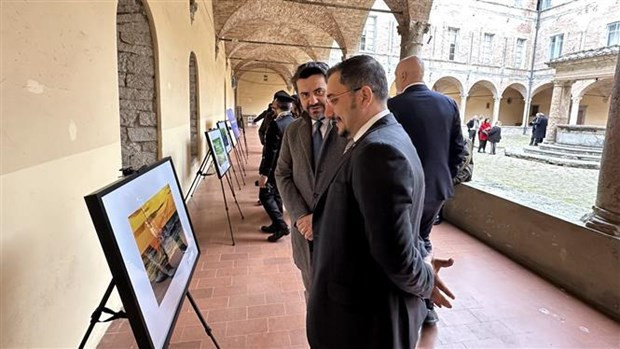 Люди посещают фотовыставку о Вьетнаме и его народе в городе Перуджа. Фото: ВИА