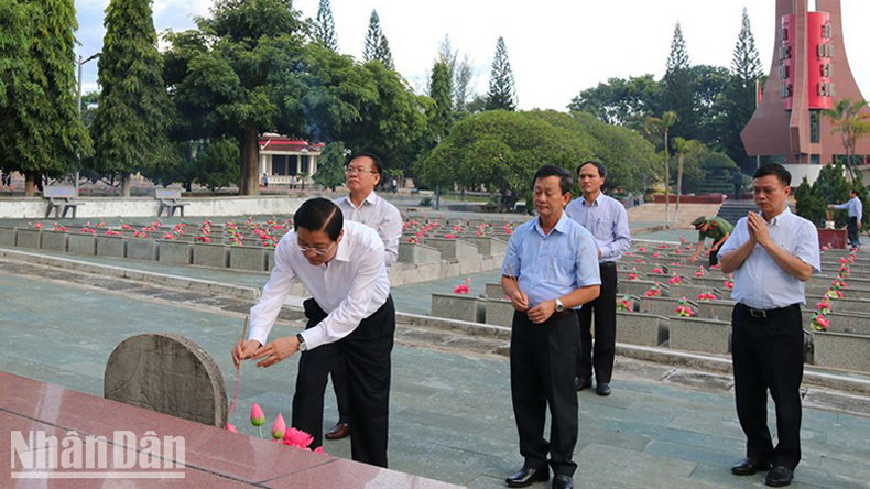 Товарищ Фан Динь Чак и руководители провинции Контум воскуряют благовония у кладбища павших бойцов провинции. Товарищ Фан Динь Чак и руководители провинции Контум воскуряют благовония у кладбища павших бойцов провинции.