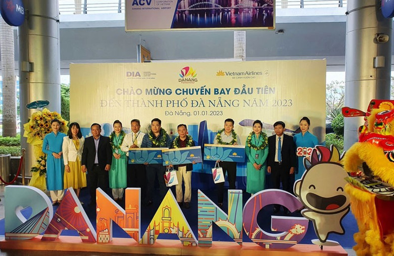 Вручение подарков некоторым туристам, прибывшим в Дананг.