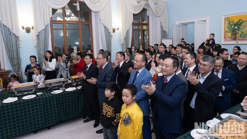 Посольство Вьетнама в России организовало программу «Весна на Родине» 2023 г., в которой приняли участие сотрудники Посольства и представители местной вьетнамской диаспоры. Фото: Тхань Тхэ Посольство Вьетнама в России организовало программу «Весна на Родине» 2023 г., в которой приняли участие сотрудники Посольства и представители местной вьетнамской диаспоры. Фото: Тхань Тхэ