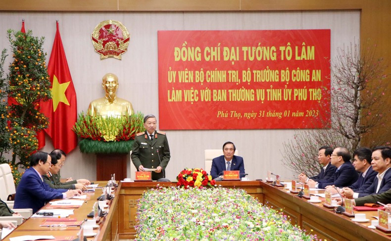 Генерал армии То Лам на рабочей встрече с Постоянным бюро Парткома провинции Футхо. Генерал армии То Лам на рабочей встрече с Постоянным бюро Парткома провинции Футхо.