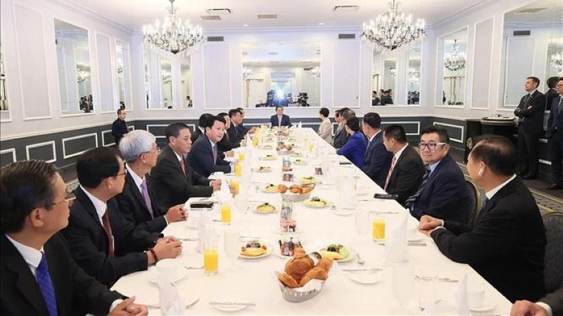 Премьер-министр Фам Минь Тьинь проводит рабочий завтрак с руководителями выдающихся вьетнамских предприятий. Фото: ВИА