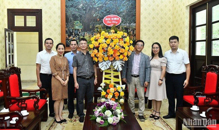 Делегация Департамента B01 Министерства общественной безопасности поздравляет газету «Нянзан». Фото: Данг Кхоа Делегация Департамента B01 Министерства общественной безопасности поздравляет газету «Нянзан». Фото: Данг Кхоа