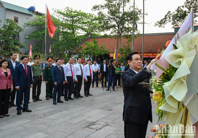 Председатель НС Выонг Динь Хюэ возлагает цветы в память о Кинь Зыонг Выонге. Фото: Зюи Линь