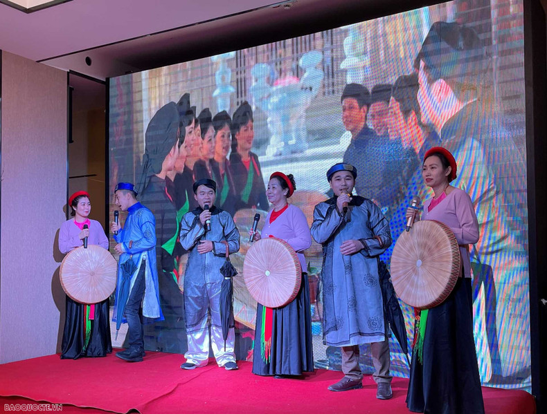 Художественный номер вьетнамцев в Румынии. Фото: baoquocte.vn Художественный номер вьетнамцев в Румынии. Фото: baoquocte.vn
