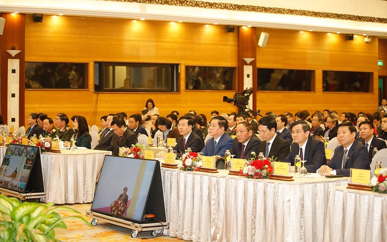 Руководители Партии и Государства на семинаре. Фото: Нам Нгуен Руководители Партии и Государства на семинаре. Фото: Нам Нгуен