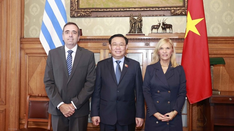 Председатель НС Выонг Динь Хюэ фотографируется с Председателем Сената Уругвая Беатрис Архимон и Председателем Палаты депутатов Уругвая Себастьяном Андухаром. Фото: ВИА