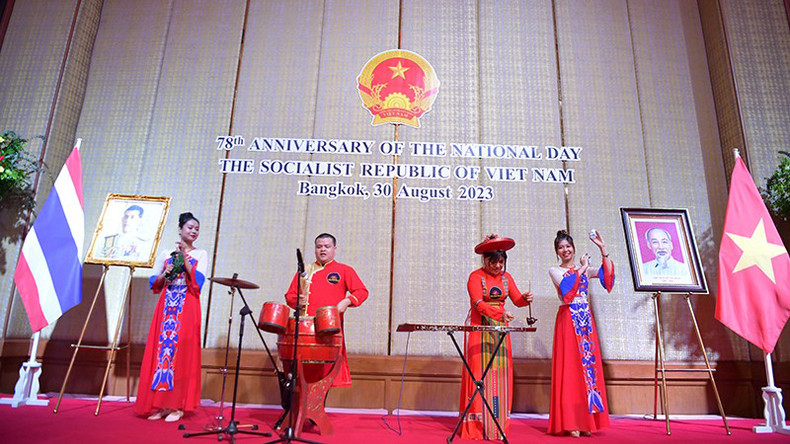 Художественный номер на мероприятии в Таиланде.