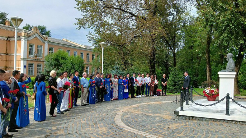 Церемония возложения цветов к памятнику Президенту Хо Ши Мину во Владивостоке. Церемония возложения цветов к памятнику Президенту Хо Ши Мину во Владивостоке.