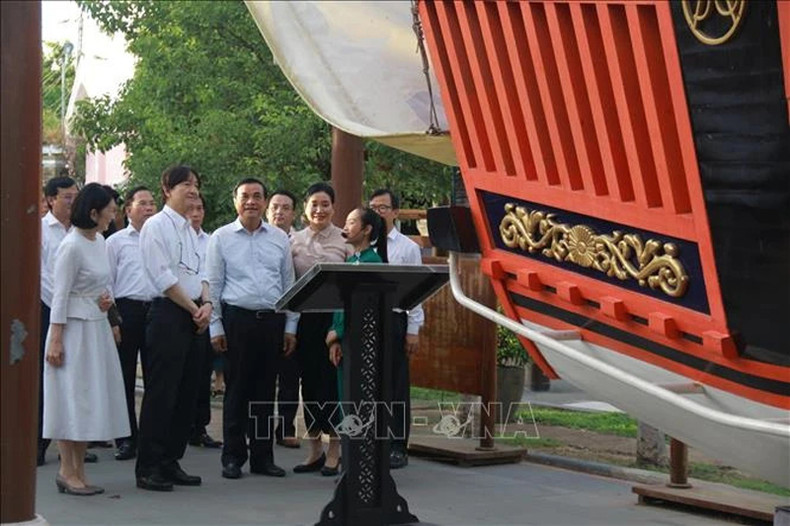 Наследный принц Акисино и принцесса Кико посещают модель кораблей Сюинсэн. Наследный принц Акисино и принцесса Кико посещают модель кораблей Сюинсэн.