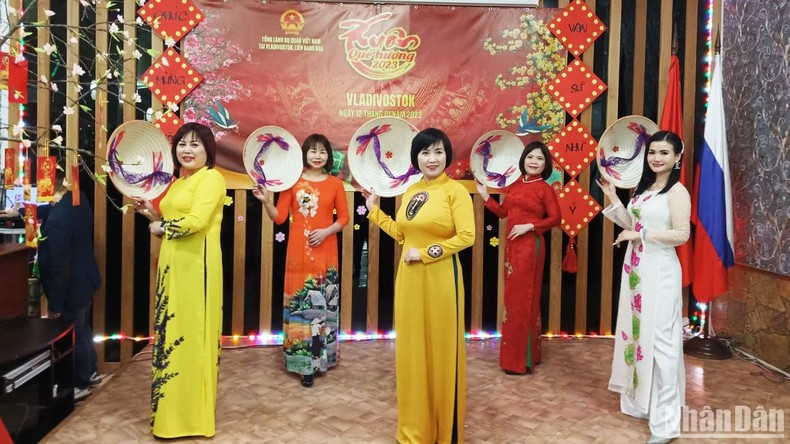 Художественный номер в рамках программы во Владивостоке. Фото: Тхань Тхэ – Суан Хынг Художественный номер в рамках программы во Владивостоке. Фото: Тхань Тхэ – Суан Хынг