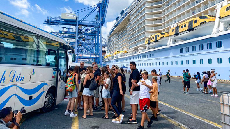 Иностранные туристы участвуют в турах в Бариа-Вунгтау и г. Хошимине. Фото: Оргкомитет Иностранные туристы участвуют в турах в Бариа-Вунгтау и г. Хошимине. Фото: Оргкомитет