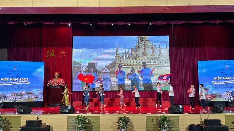 Художественное мероприятие молодых вьетнамцев, проживающих в Лаосе. Художественное мероприятие молодых вьетнамцев, проживающих в Лаосе.