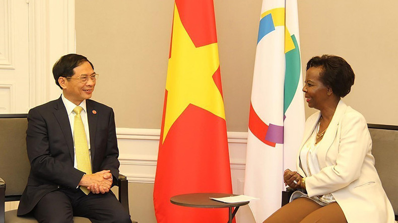 Министр иностранных дел Буй Тхань Шон и Генеральный секретарь МОФ Луиза Мушикивабо. Фото: baoquocte.vn Министр иностранных дел Буй Тхань Шон и Генеральный секретарь МОФ Луиза Мушикивабо. Фото: baoquocte.vn
