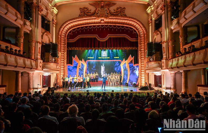 Общий вид художественной программы. Фото: Тхань Дат Общий вид художественной программы. Фото: Тхань Дат