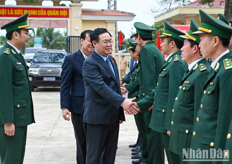 Председатель НС Выонг Динь Хюэ посещает пограничный пост Нятле.