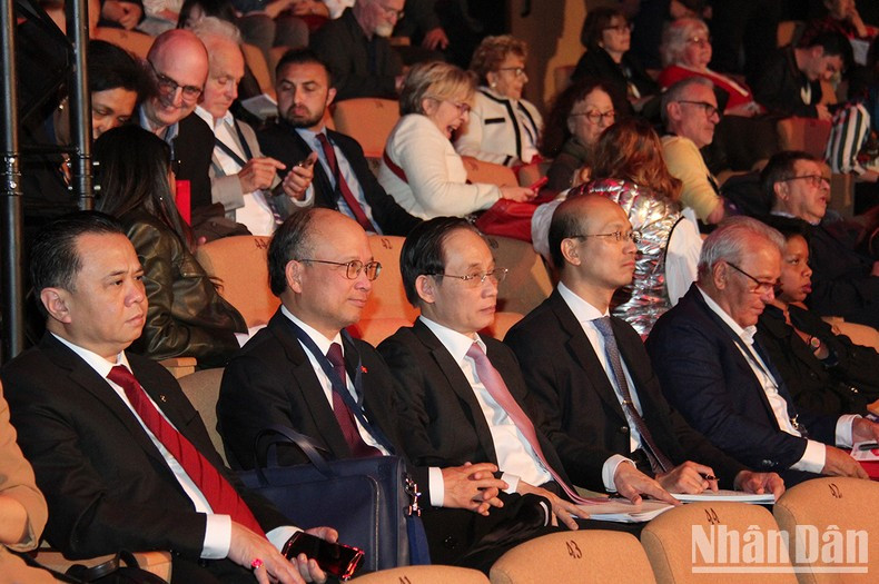 Делегация КПВ принимает участие в 39-м съезде ФКП. Делегация КПВ принимает участие в 39-м съезде ФКП.