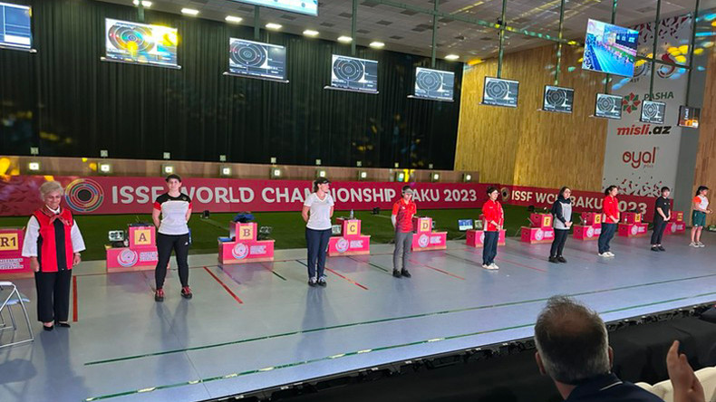 Чинь Тху Винь соревнуется с другими стрелками на 53-м Чемпионате мира по пулевой стрельбе 2023 года. Чинь Тху Винь соревнуется с другими стрелками на 53-м Чемпионате мира по пулевой стрельбе 2023 года.