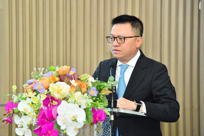 Товарищ Ле Куок Минь выступает с речью. Товарищ Ле Куок Минь выступает с речью.