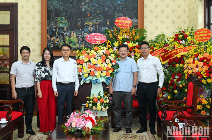 Делегация Отдела пропаганды и политического воспитания Парткома провинции Виньфук посещает газету «Нянзан». Фото: Зюи Линь Делегация Отдела пропаганды и политического воспитания Парткома провинции Виньфук посещает газету «Нянзан». Фото: Зюи Линь