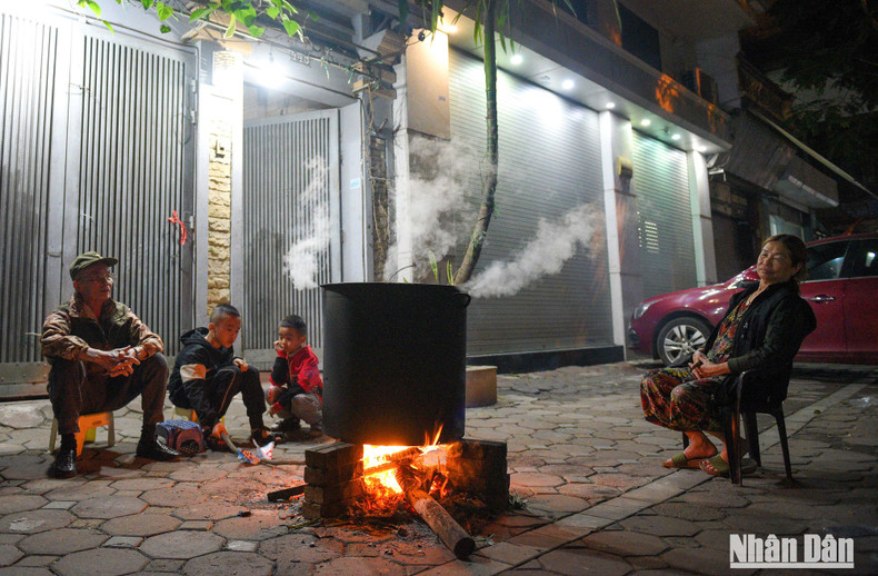 Семья г-на Минь Тяу (дом 445 улицы Вутонгфан) уже несколько десятилетий сохраняет традицию приготовления «баньтьынг» в конце года. Г-н Тяу сказал: «Приготовление «баньтьынг» не только направлено на то, чтобы знакомить детей и внуков с национальными традициями, но и является временем, когда вся семья может собраться вместе». Семья г-на Минь Тяу (дом 445 улицы Вутонгфан) уже несколько десятилетий сохраняет традицию приготовления «баньтьынг» в конце года. Г-н Тяу сказал: «Приготовление «баньтьынг» не только направлено на то, чтобы знакомить детей и внуков с национальными традициями, но и является временем, когда вся семья может собраться вместе».