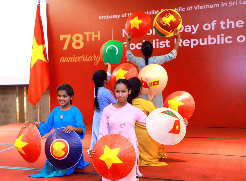 Дети в Шри-Ланке выступают с художественным номером на церемонии. Фото: Посольство Вьетнама в Шри-Ланке Дети в Шри-Ланке выступают с художественным номером на церемонии. Фото: Посольство Вьетнама в Шри-Ланке