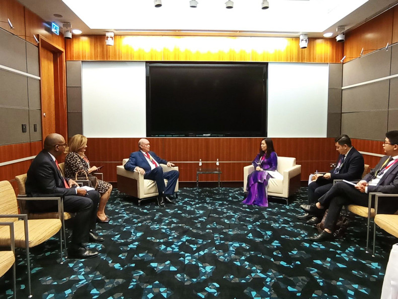 Заместитель министра иностранных дел Ле Тхи Тху Ханг на встрече с кубинской делегацией. Фото: МИД Вьетнама Заместитель министра иностранных дел Ле Тхи Тху Ханг на встрече с кубинской делегацией. Фото: МИД Вьетнама