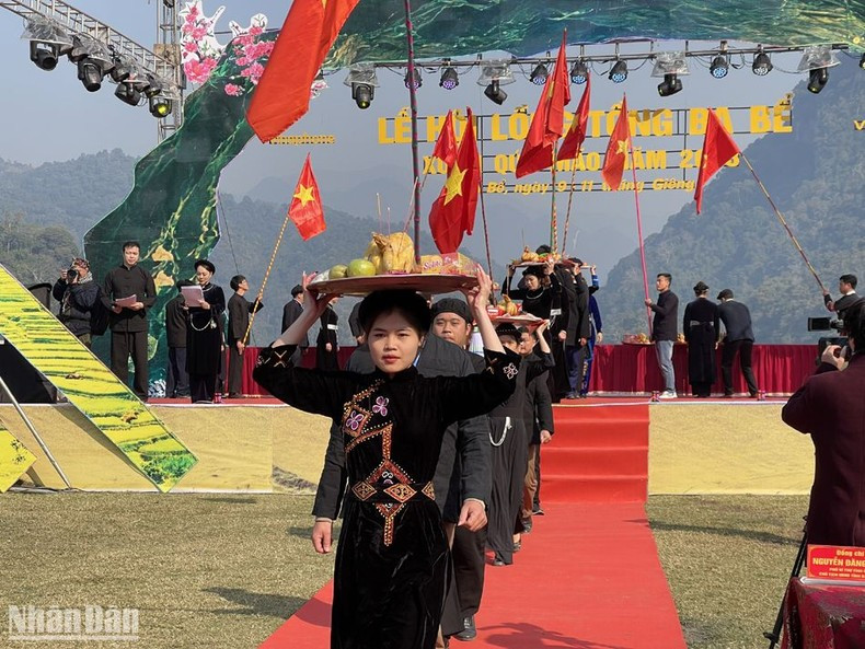 Фестиваль Лонгтонг народности Тэй – один из больших и важных фестивалей. Этот фестиваль уподобляют «живому музею», так как здесь хранятся культурные и духовные ценности народности Тэй. Фестиваль представляет собой древний сельскохозяйственный ритуал для молитвы о плодородии. Фестиваль Лонгтонг народности Тэй – один из больших и важных фестивалей. Этот фестиваль уподобляют «живому музею», так как здесь хранятся культурные и духовные ценности народности Тэй. Фестиваль представляет собой древний сельскохозяйственный ритуал для молитвы о плодородии.