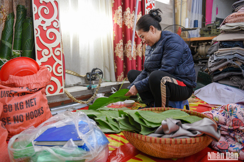 В доме 392 улицы Кхыонгдинь семья г-жи Шон уже много лет выполняет заказы по приготовлению «баньтьынг» для людей, живущих в этом районе. В доме 392 улицы Кхыонгдинь семья г-жи Шон уже много лет выполняет заказы по приготовлению «баньтьынг» для людей, живущих в этом районе.