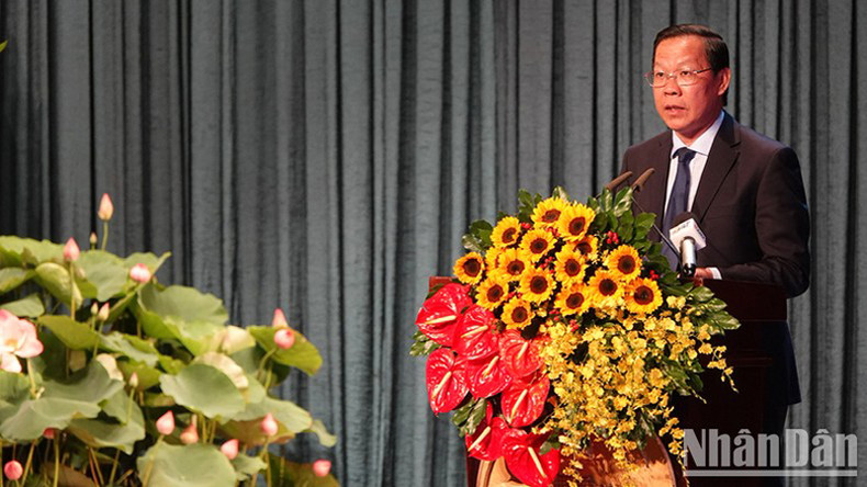 Председатель Народного комитета г. Хошимина Фан Ван Май выступает с речью.