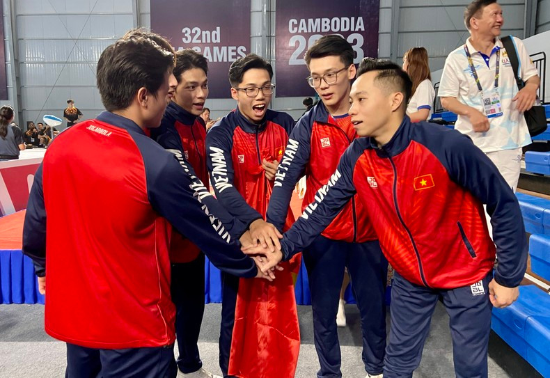 Члены мужской сборной по гимнастике отмечают победу. Члены мужской сборной по гимнастике отмечают победу.