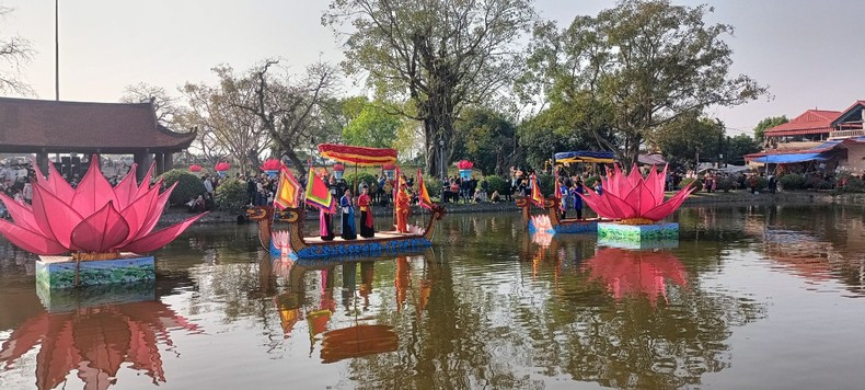 На фестивале не обходятся без пения песен о любви у озера в пагоде Кео. На фестивале не обходятся без пения песен о любви у озера в пагоде Кео.