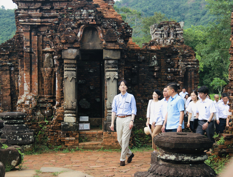 Делегация посещаетобъект всемирного культурного наследия Мишон. Фото: baoquangnam.vn Делегация посещаетобъект всемирного культурного наследия Мишон. Фото: baoquangnam.vn