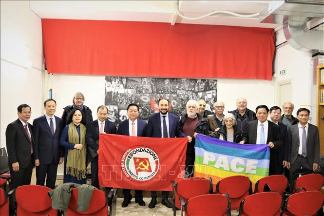 Делегация на встрече с руководителями Партии коммунистического возрождения Италии. Фото: ВИА Делегация на встрече с руководителями Партии коммунистического возрождения Италии. Фото: ВИА